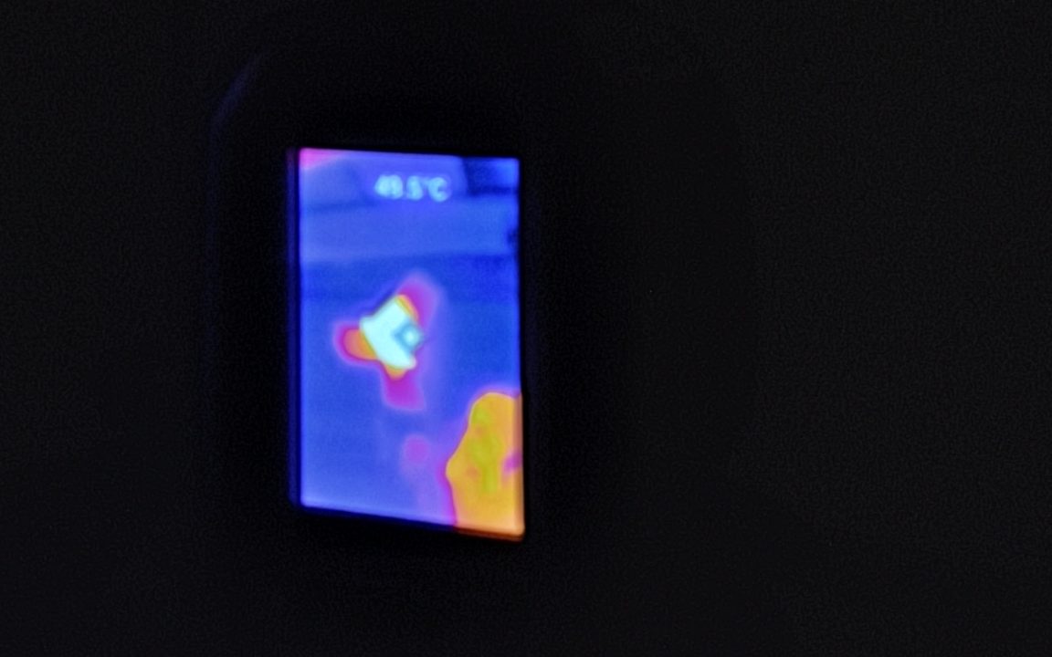 The screen of the thermal camera pointing towards the lamp.
